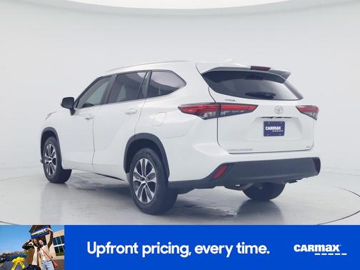 White 2023 Toyota Highlander XLE