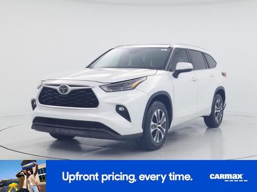 White 2023 Toyota Highlander XLE