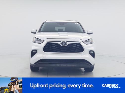 White 2023 Toyota Highlander XLE