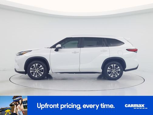 White 2023 Toyota Highlander XLE