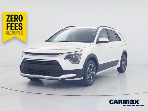 White 2025 Kia Niro LX