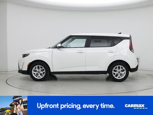White 2025 Kia Soul LX