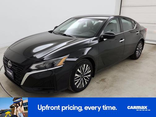 Black 2023 Nissan Altima SV