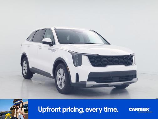 White 2024 Kia Sorento LX