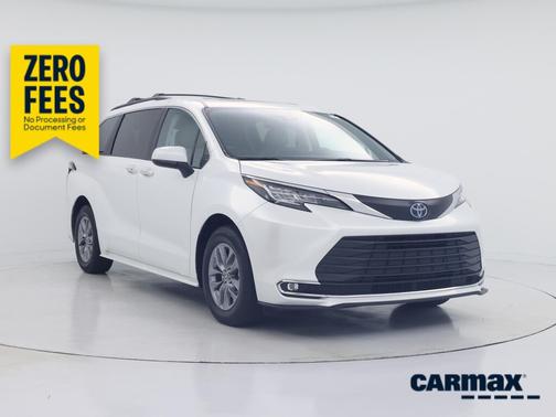 White 2023 Toyota Sienna XLE