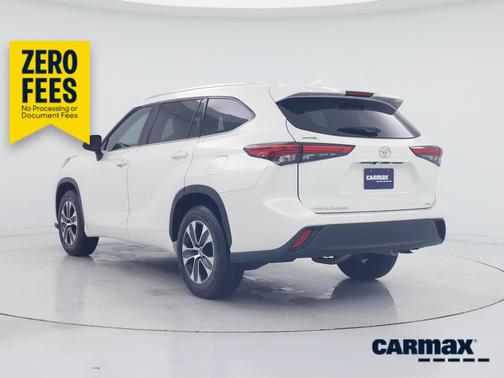 White 2021 Toyota Highlander XLE