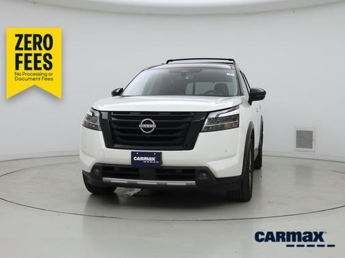 White 2024 Nissan Pathfinder SL