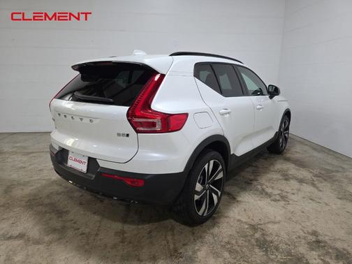 2023 Volvo XC40 B5 Ultimate Dark Theme