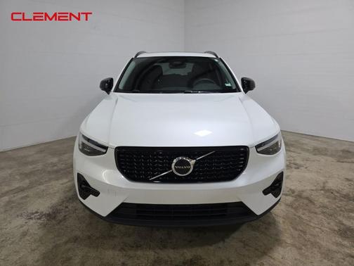 2023 Volvo XC40 B5 Ultimate Dark Theme