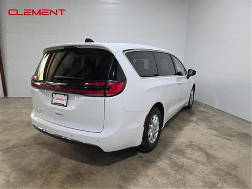 2023 Chrysler Pacifica Touring-L