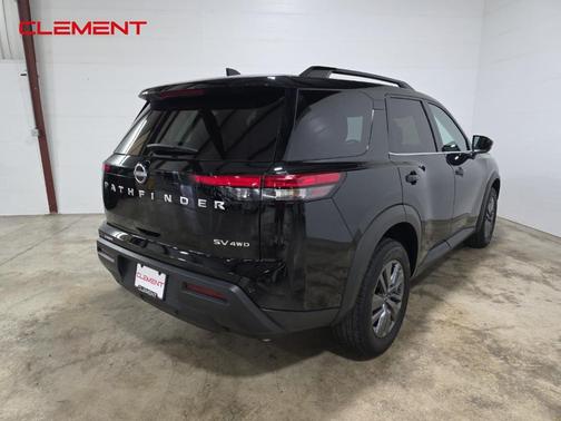 2024 Nissan Pathfinder SV