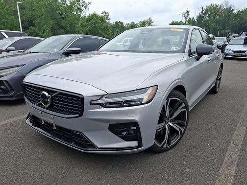 2023 Volvo S60 B5 Plus Dark Theme