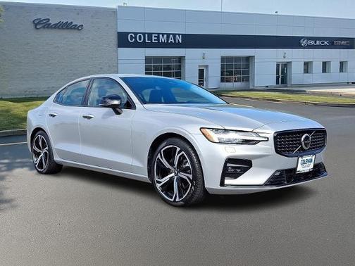 2023 Volvo S60 B5 Plus Dark Theme