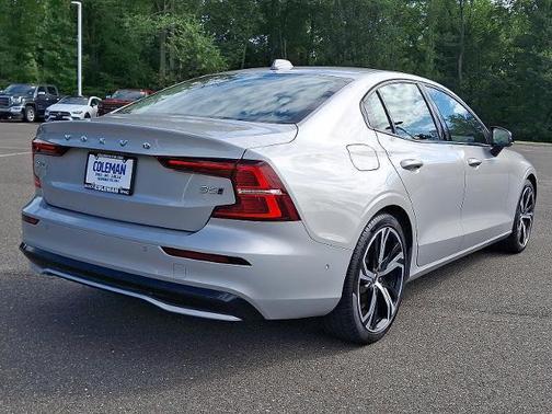 2023 Volvo S60 B5 Plus Dark Theme