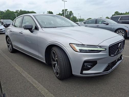 2023 Volvo S60 B5 Plus Dark Theme