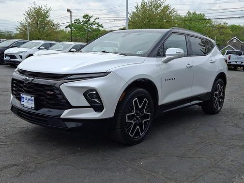 Iridescent Pearl Tricoat 2023 Chevrolet Blazer RS