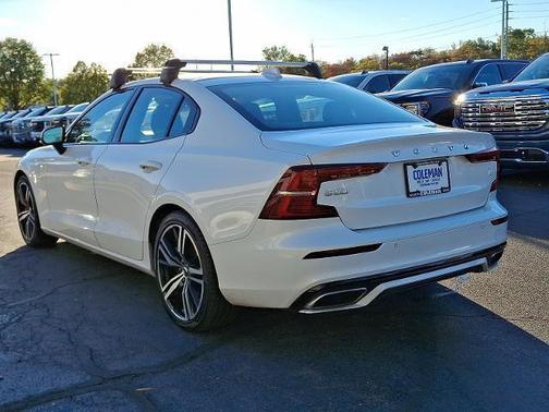 2022 Volvo S60 Recharge Plug-In Hybrid T8 R-Design Expression