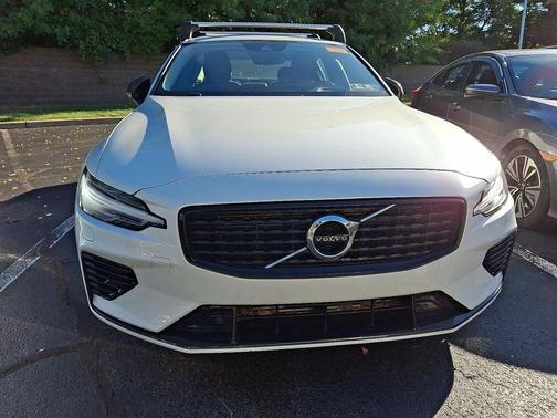 2022 Volvo S60 Recharge Plug-In Hybrid T8 R-Design Expression