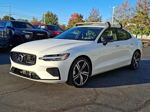 2022 Volvo S60 Recharge Plug-In Hybrid T8 R-Design Expression