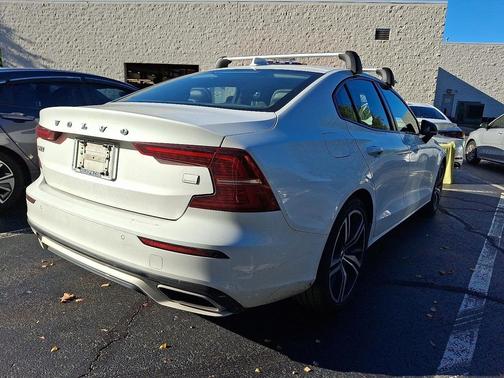 2022 Volvo S60 Recharge Plug-In Hybrid T8 R-Design Expression