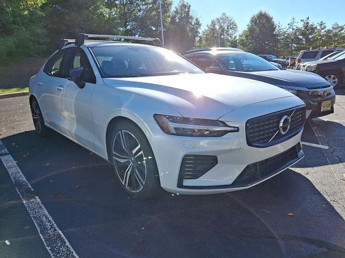 2022 Volvo S60 Recharge Plug-In Hybrid T8 R-Design Expression