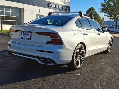 2022 Volvo S60 Recharge Plug-In Hybrid T8 R-Design Expression