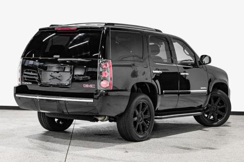 Black 2013 GMC Yukon Denali