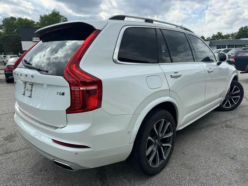 White 2018 Volvo XC90 T6 Momentum