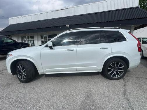 White 2018 Volvo XC90 T6 Momentum