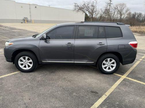Magnetic Gray Metallic 2013 Toyota Highlander SE