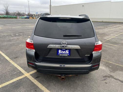 Magnetic Gray Metallic 2013 Toyota Highlander SE