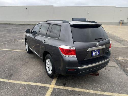 Magnetic Gray Metallic 2013 Toyota Highlander SE