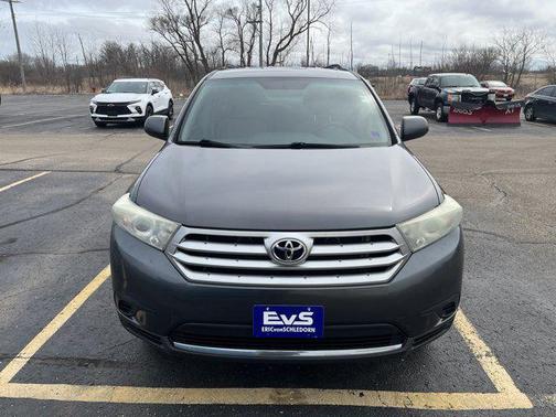 Magnetic Gray Metallic 2013 Toyota Highlander SE