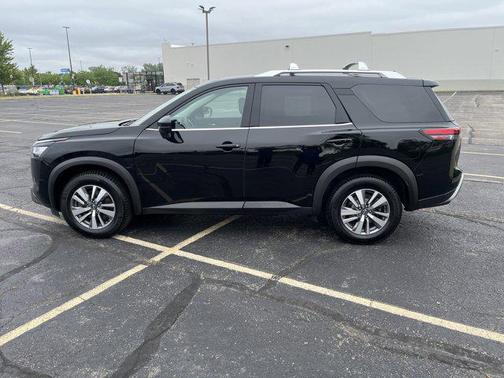 2023 Nissan Pathfinder SL 4WD