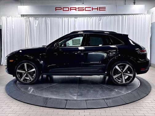 JET BLACK MET 2026 Porsche Macan Macan