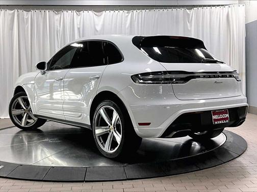 2025 Porsche Macan AWD
