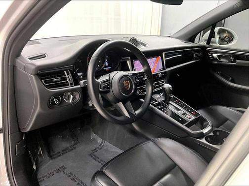 2025 Porsche Macan AWD