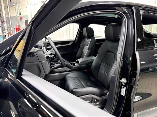 CHROMITE BLACK 2026 Porsche Cayenne Cayenne