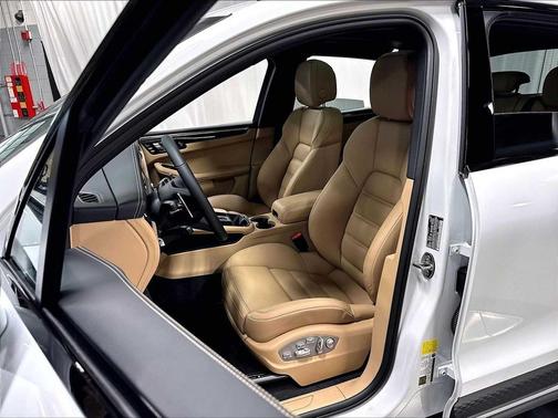 CARRARA WHITE 2026 Porsche Macan Macan