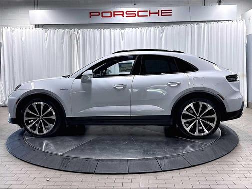 ICE GREY MET 2026 Porsche Macan Macan Electric