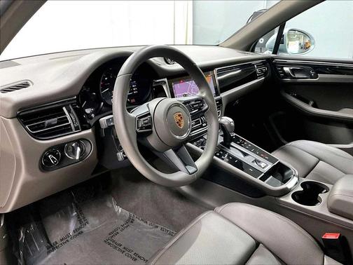 2025 Porsche Macan AWD