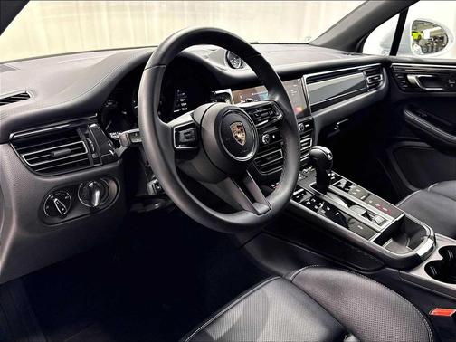 Carrara White Metallic 2025 Porsche Macan Macan
