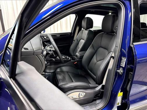GENTIAN BLUE 2026 Porsche Macan Macan