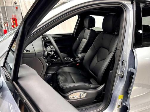 DOLOMITE SILVER 2026 Porsche Macan Macan