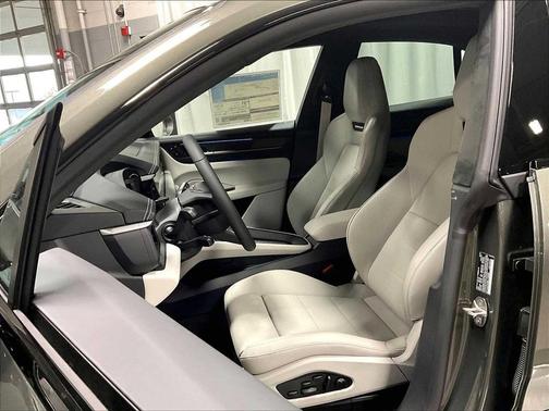 2025 Porsche Macan Turbo