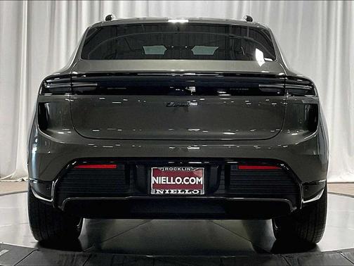 2025 Porsche Macan Turbo