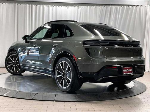 2025 Porsche Macan Turbo