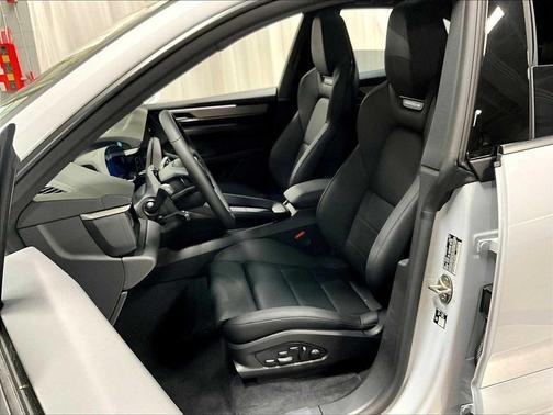 ICE GREY MET 2026 Porsche Macan Macan Electric