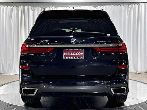 Black Sapphire Metallic 2021 BMW X7 xDrive40i