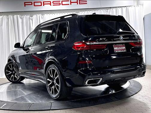 Black Sapphire Metallic 2021 BMW X7 xDrive40i